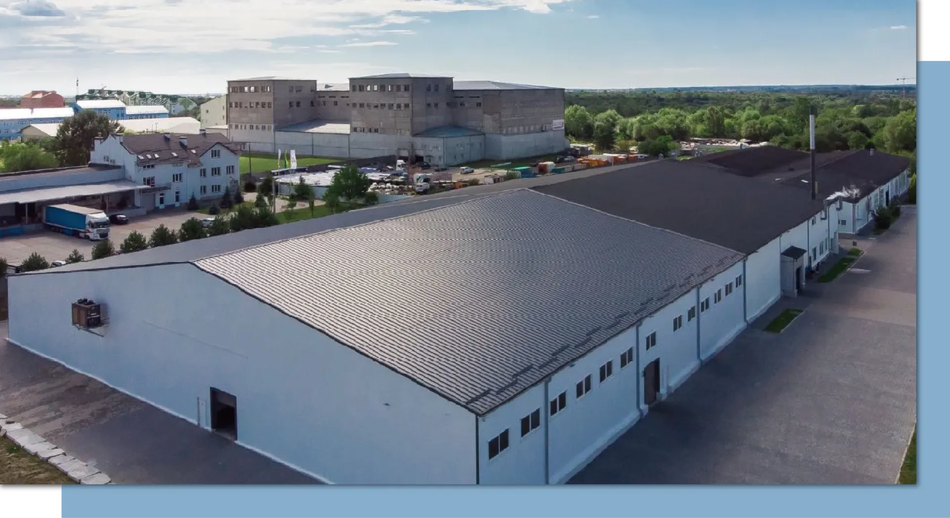 Factory Photo Aerial view of Skadi's manufacturing facility, showcasing a large, modern warehouse complex with surrounding industrial buildings and greenery, reflecting the company's expansive production capabilities.